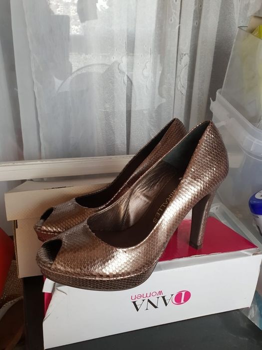 Pantof cu toc  de piele noi