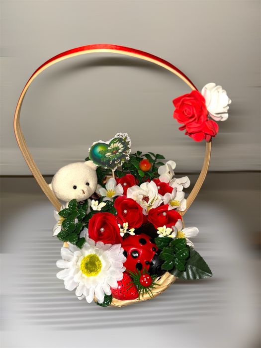 Аранжирани Кошници с цветя и керамични фигури