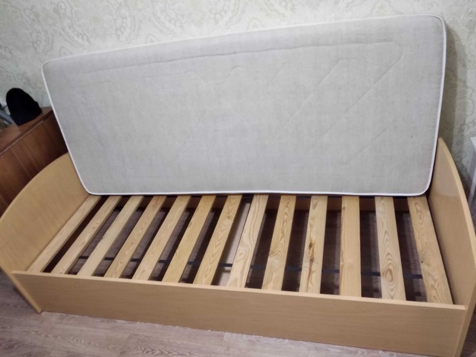 Продам кровать с матрасом