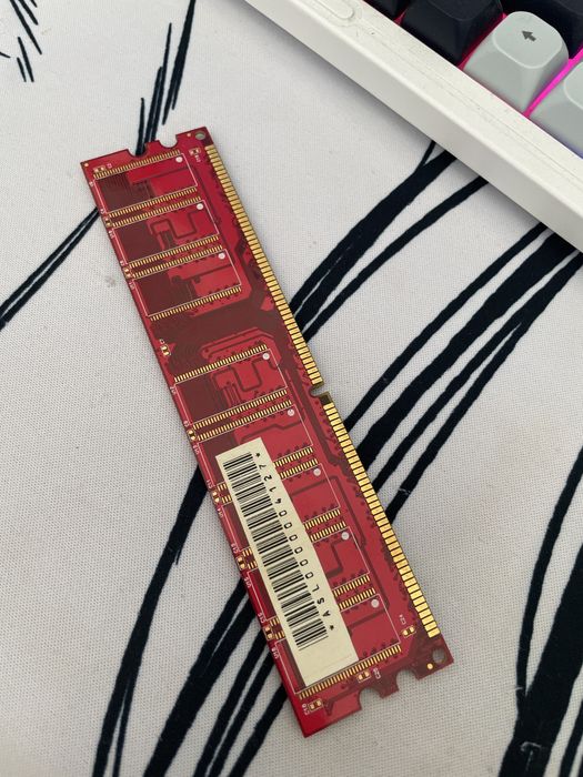 DDR1 (DDR-400 / PC3200).     Объем: 512 МБ