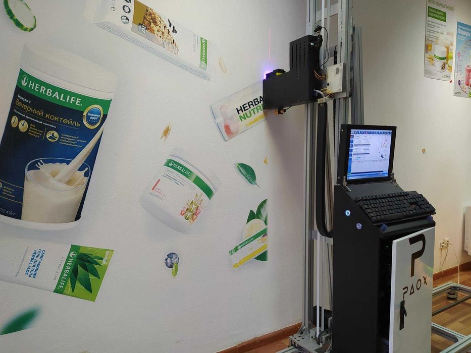 печать на стенах