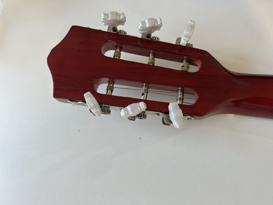 Гитара с шестью эликсир струнами