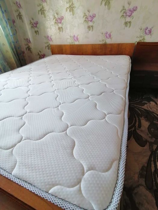 Кровать с матрасом