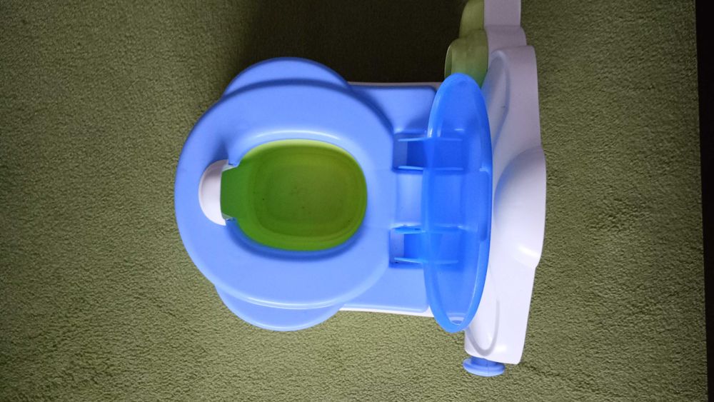 Детско столче, 3 бр. гърнета и тоалетни седалки и масичка