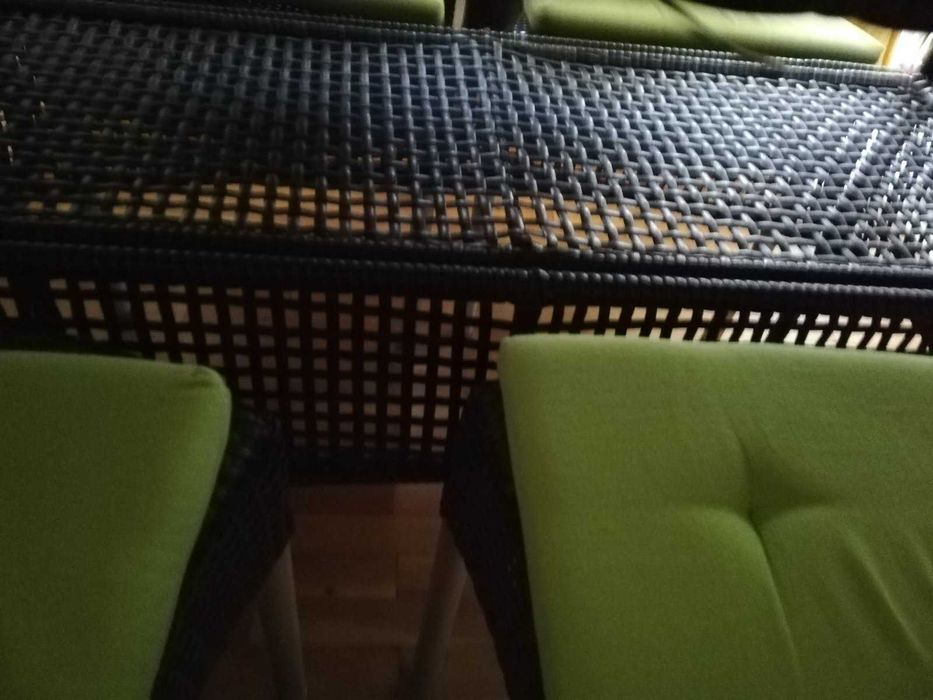 Комплект маса за хранене с четири стола.