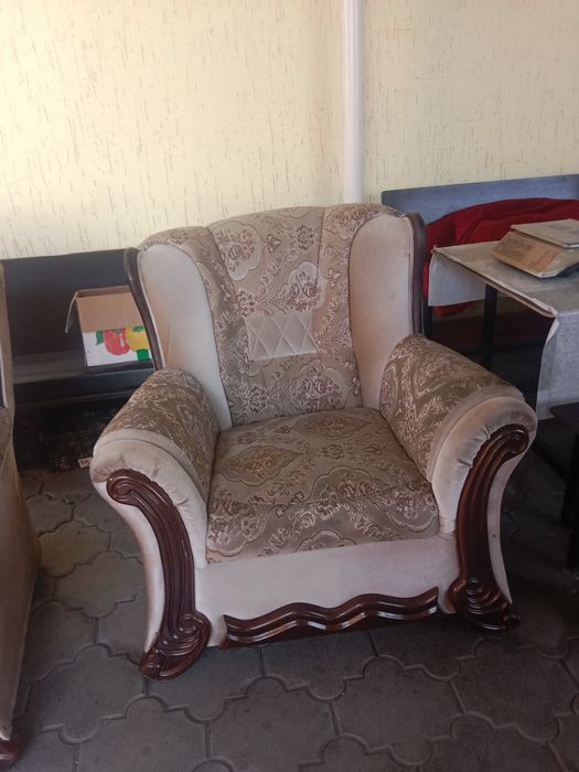 продам диван и два кресла в нормальном состоянии
