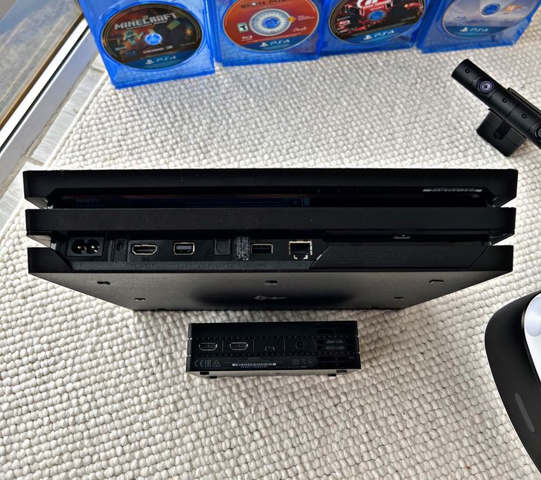 PlayStation 4 PRO{1tb} +VR,очки с 4дисками