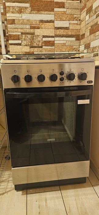 Vând aragaz inox Zanussi