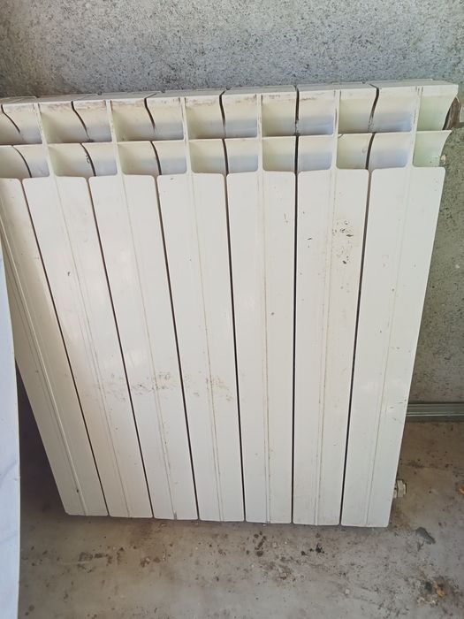 vând două calorifere din aluminiu o ușă  de metal  și Janse din aluminiu de Duster