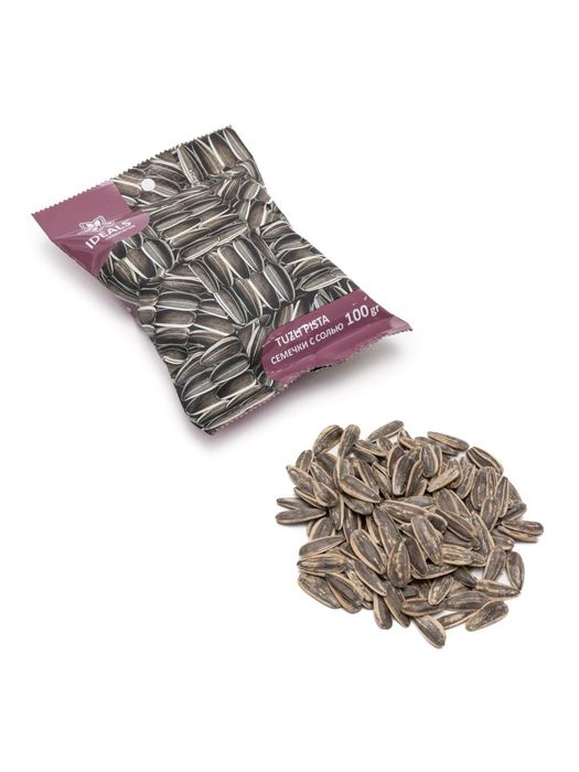 Орехи, снековая продукция в ассортименте. Сухофрукты.