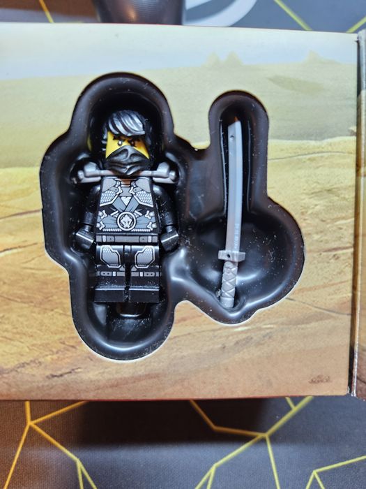 Lego ninjago 5004393 минифигурка cole stone armour
Изпращам със спиди или еконт,