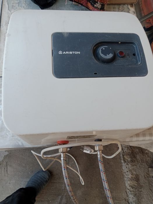 Бойлер Аристон 10л