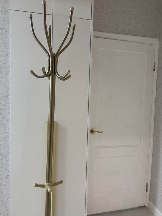 Пролам напольную вешалку