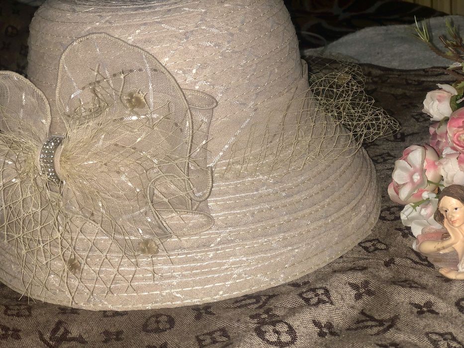 Дамска шапка с панделка и воалетка