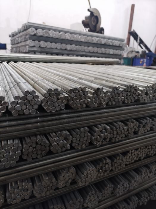 Шпилька резьбовая разного размера.