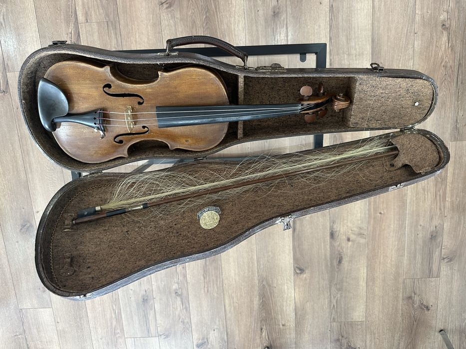 Vand vioara. Stare originala fara restaurare.