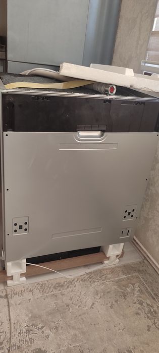 Абсолютно новая посудомоечная машина