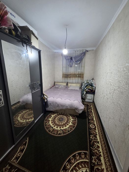 Uy sotiladi 
10 etajkani 5 etaji 
49.kvadrat