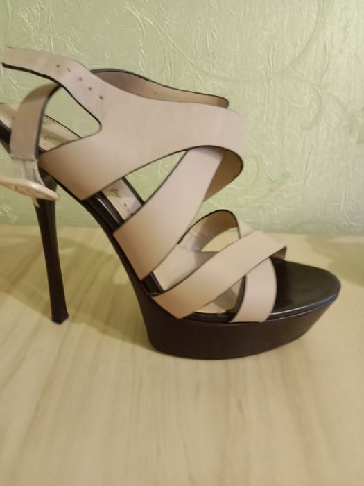 Босоножки кожаные