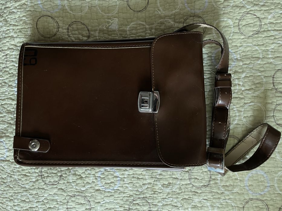 сумка кожаная и планшет для военных