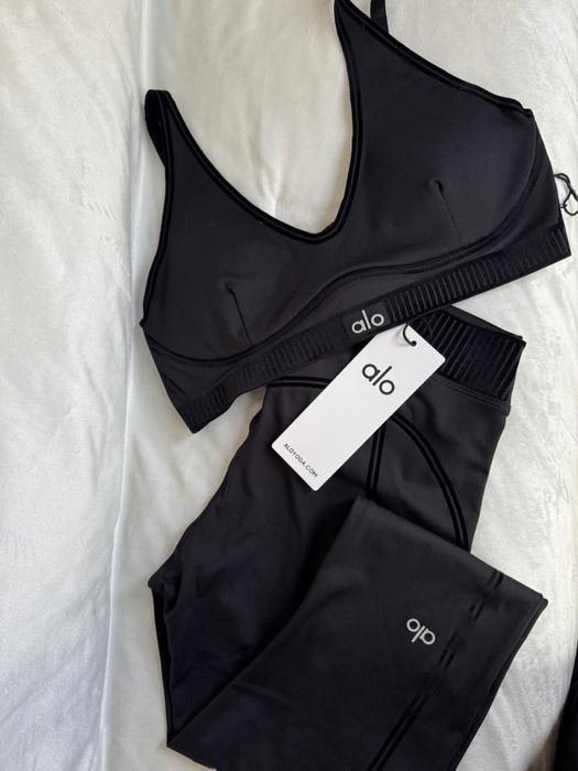 Alo yoga сет чисто нов с етикети клин и топ