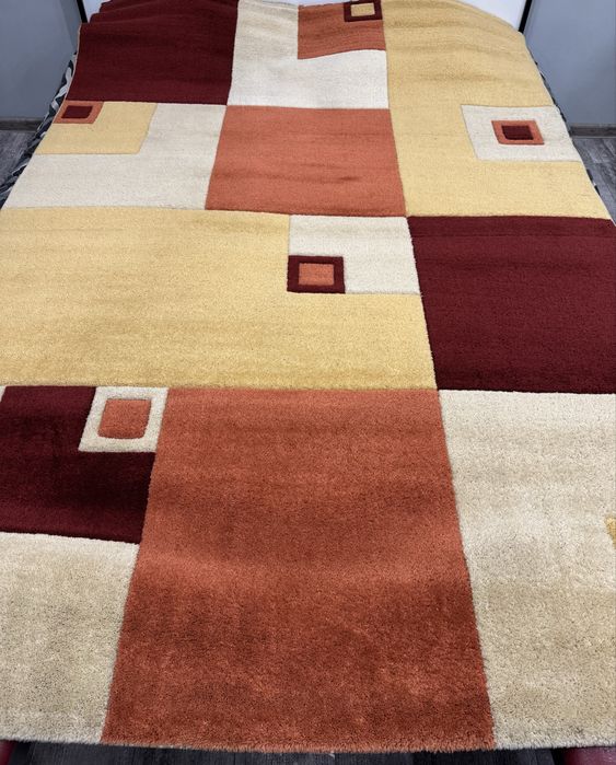 цветен килим в добро състояние