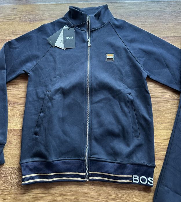 Мъжки,памучен,тъмно син екип Hugo BOSS с метално лого,без качулка