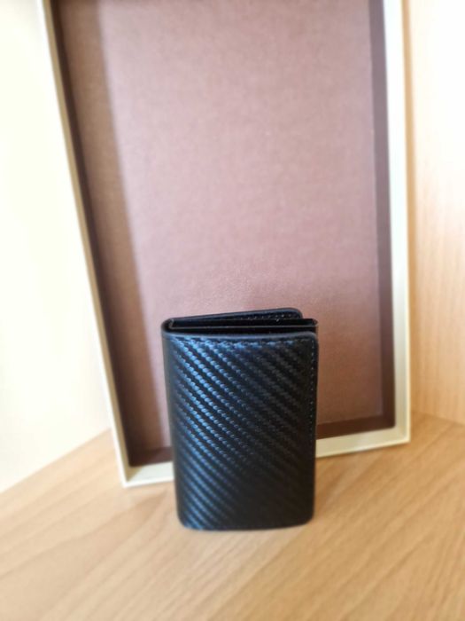 Mодерен мъжки портфейл с алуминиев или карбонов корпус