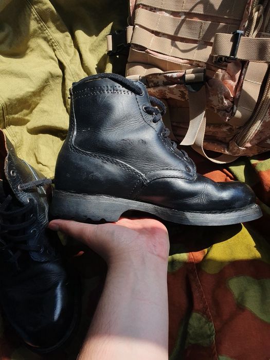 DE VÂNZARE: Bocanci scurți negri din piele – Originali din Armata Polo