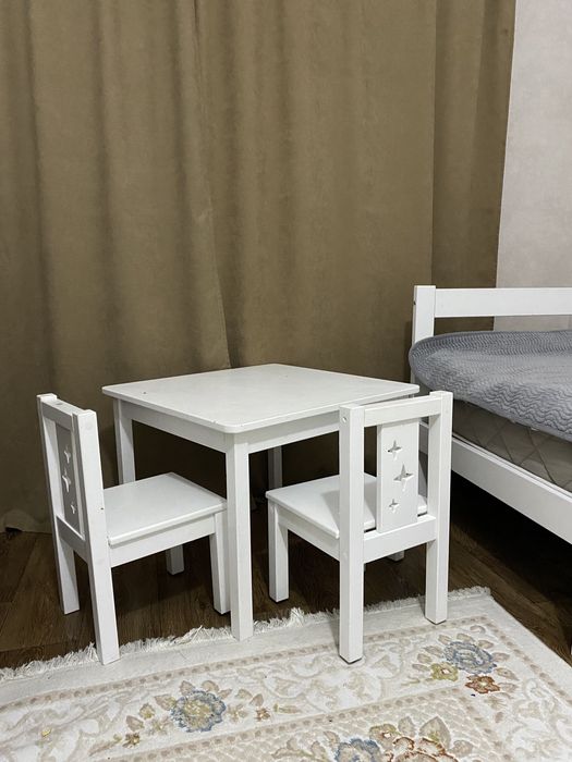 Детский стол с 2 стульями