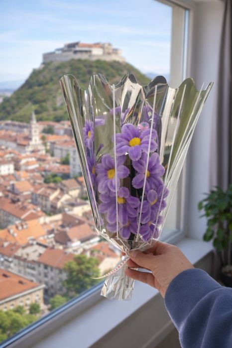 Buchet mov elegant – cadoul care impresionează din prima