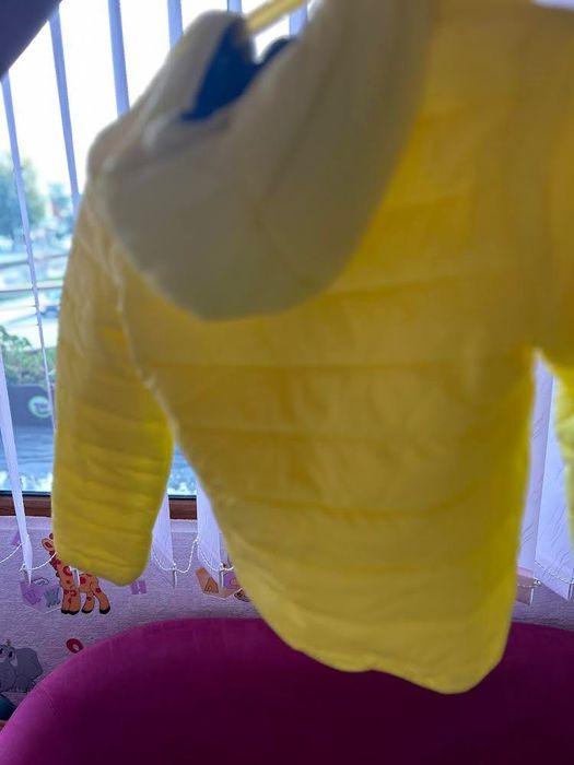 Жълто яке с качулка