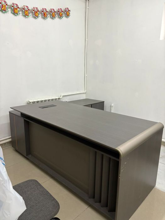 Офисные столы стулья