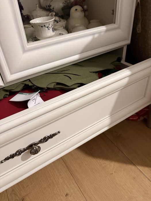 Vitrina alba eleganta