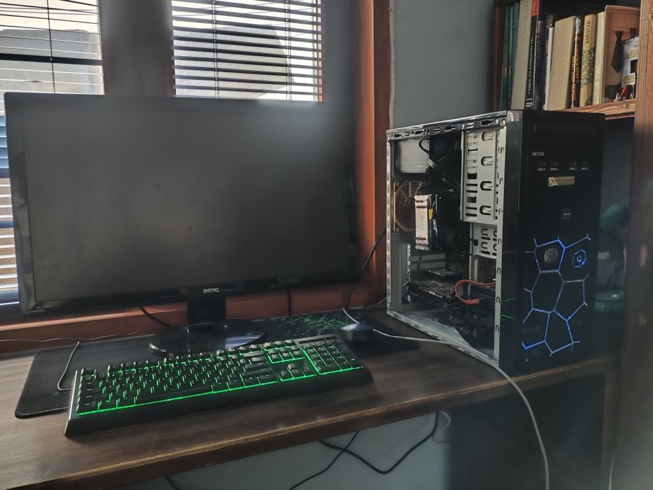 Настолен компютър + 27″ Монитор –Комплект