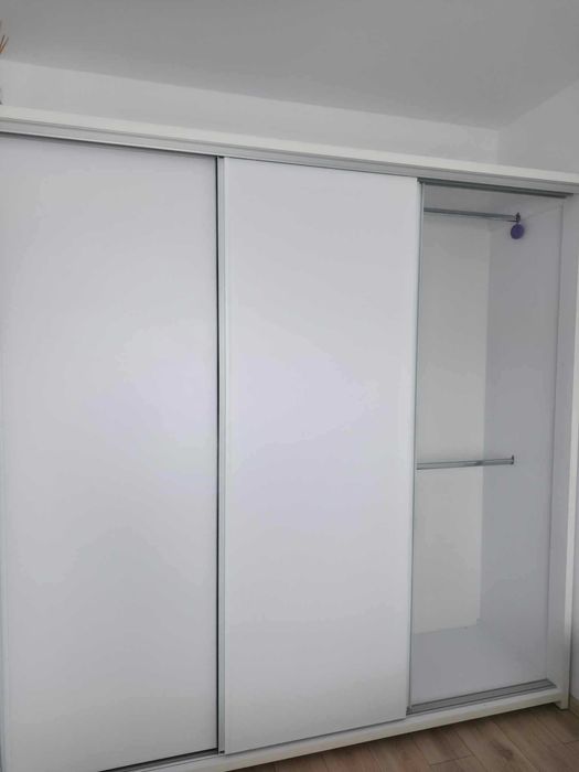Dulap cu 3 uși culisante – stare bună / ca nou – modern – București