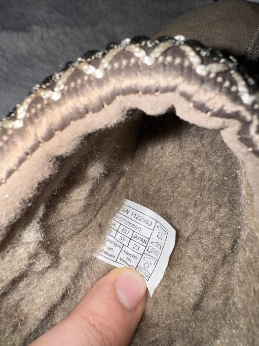 Vand ugg marimea 36, 37, 38 pe culoarea crem, maro si negru