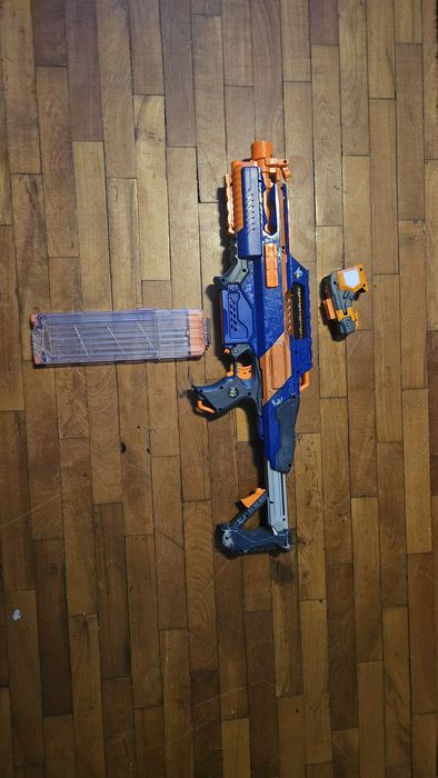 Mitraliera Nerf pe baterii