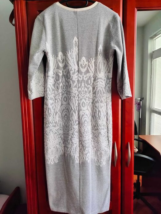 Дамска рокля, с плетеници, ластична, с цепка на бедрото