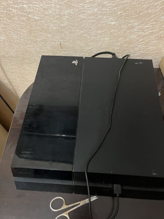 Продам PS4 + 5 джойстиков + 3 игры