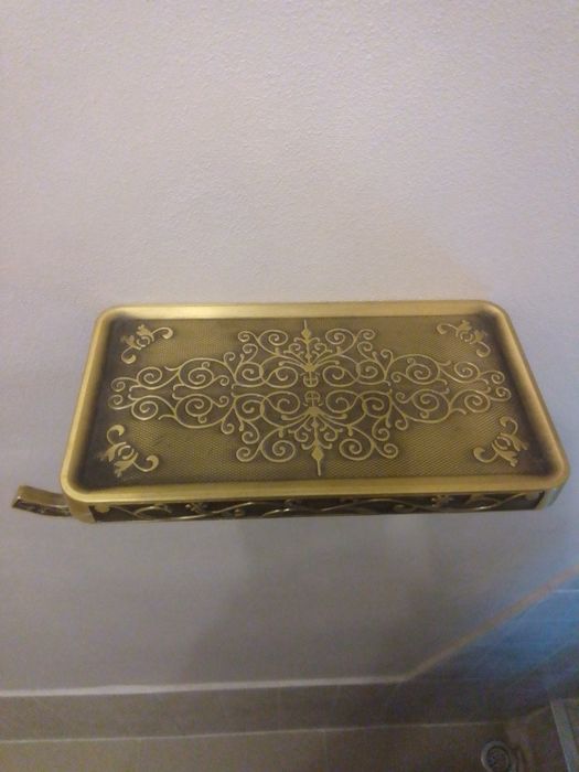 Поставка за тоалетна хартия