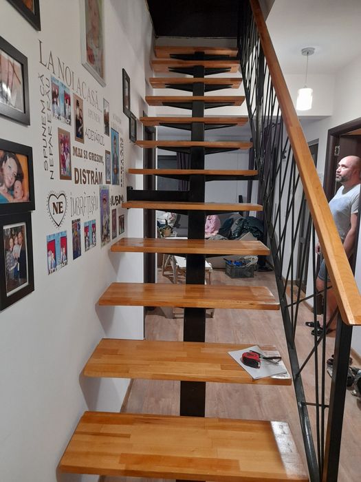 Scări metalice interioare pe vang central cu trepte din lemn masiv