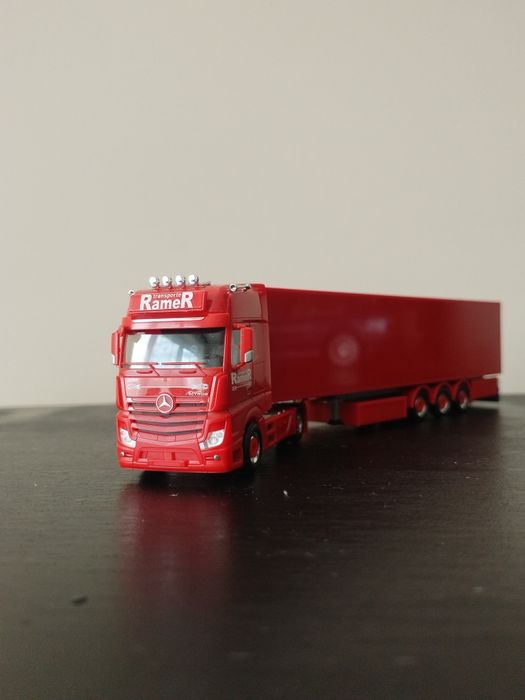 Камион Мерцедес Актрос.
