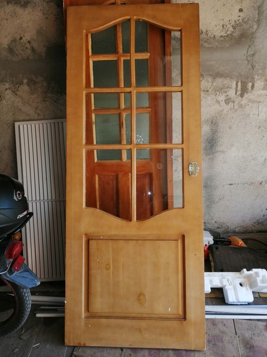 Продам двери деревянные.