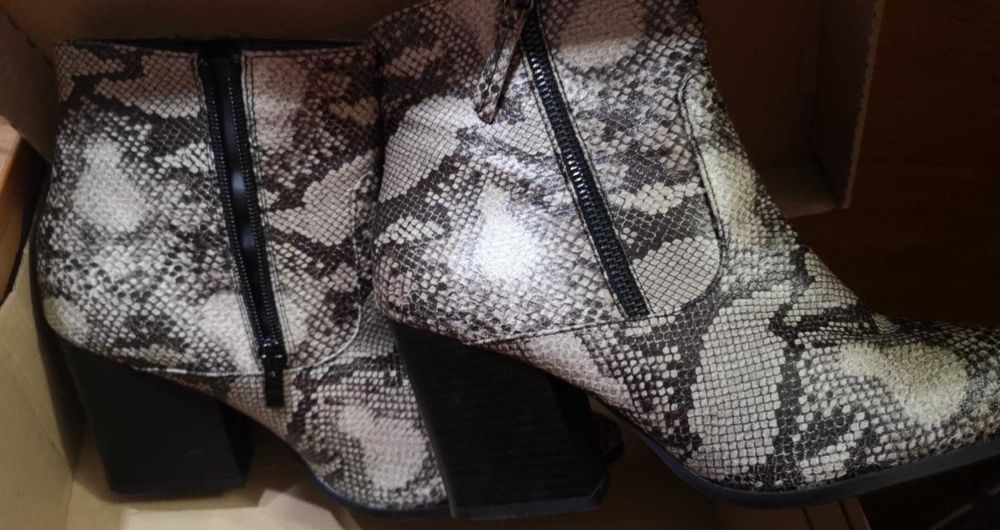 обувки за всяка дама , носеща размер 40