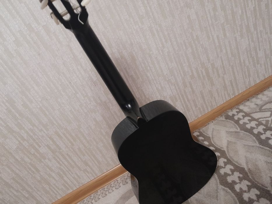 Продам гитару классическую