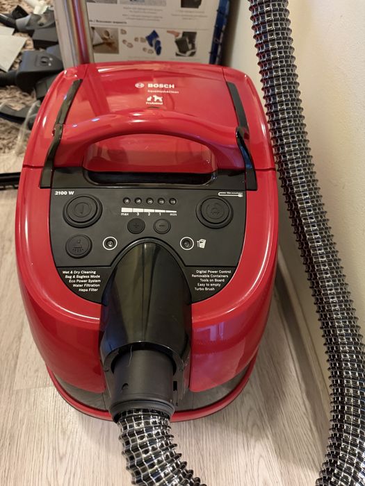 Bosch AquaWash&Clean Serie 4 – aspirator cu spălare / wet & dry – ca nou