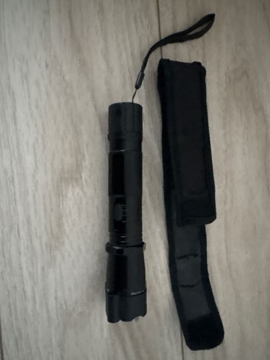 Lanterna led cu electrosoc si laser