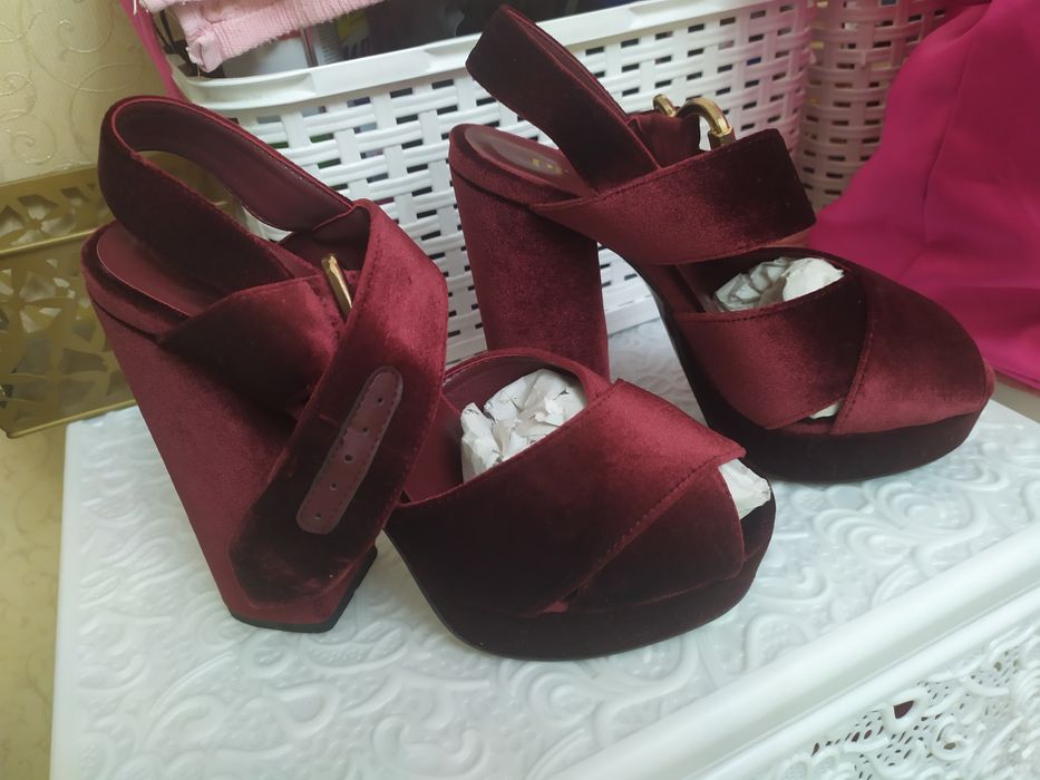 Брендовые обуви в хорошим состоянии.