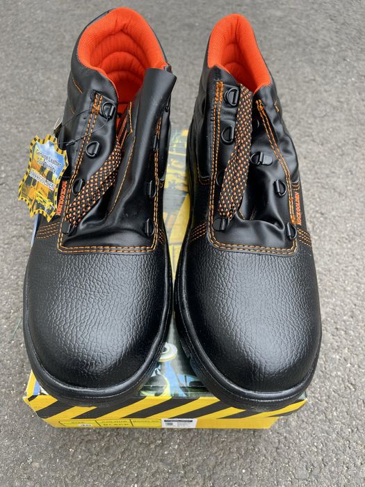 Bocanci de lucru cu bombeu metalic . Nr 39,40,41,42,43,44,45,46